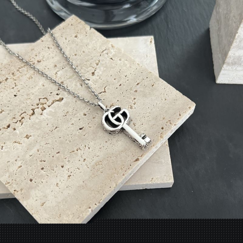 G*u*i necklaces